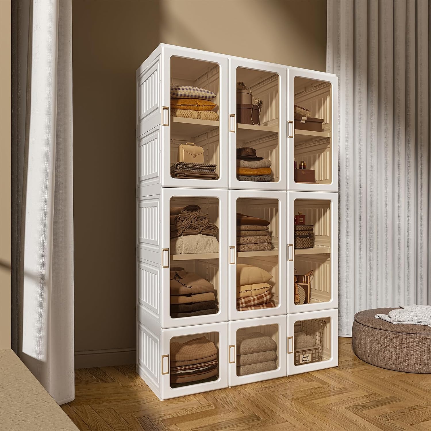 Garde-robe ANTBOX vue de trois quarts avec vêtements pliés et accessoires